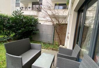 Studio    Suresnes pour JO 2024 has Balcony rooms