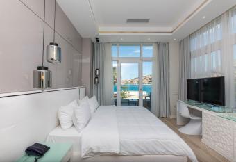 Demi Hotel has rooms with a private hot tub