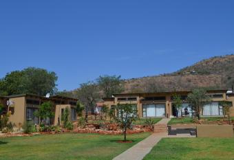 Manor Hills Guest Lodge allows 18 year olds to book a room