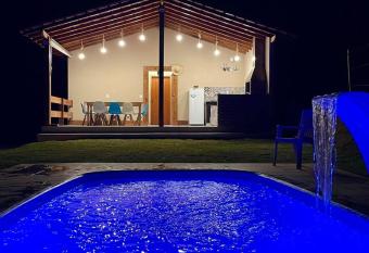 Ch  cara prox Rota do Vinho com piscina, churrasqueira,   rea verde, animaizinhos e muito sossego has Balcony rooms