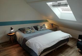 Studio au coeur de la vall  e de la Loire has rooms with a private hot tub