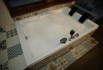 Villa Oskar has rooms with a private hot tub