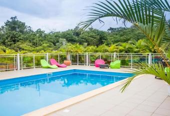 Maison de 2 chambres avec piscine partagee spa et jardin clos a Le Moule a 7 km de la plage has rooms with a private hot tub