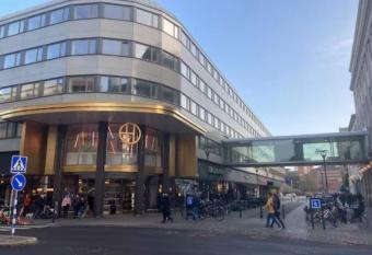 Malm   innerstad allows 18 year olds to book a room