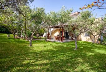 The Garden Villa Hanioti has Balcony rooms