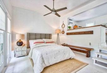 Gorgeous guest home just 20min to uptown Charlotte has Balcony rooms