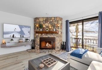 Powder Pointe Slopes Steps away from First Time Chair Lift has rooms with a private hot tub