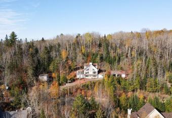 Luxueux chalet au bord du lac has rooms with a private hot tub
