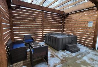 Your Serenety Place W/Jacuzzi & Fire Pit! has Balcony rooms