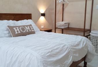 Casa dorada has rooms with a private hot tub