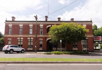 Thommos Pub allows 18 year olds to book a room