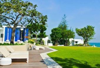 The Chelona has Balcony rooms