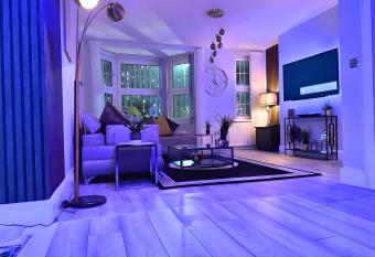 *Luxury 9ine Lush Jacuzzi Apartment & Balcony* has rooms with a private hot tub