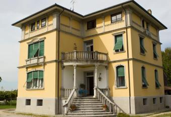 Hotel Liberty allows 18 year olds to book a room