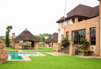 Bishop s Manor Luxurious Retreat has Balcony rooms