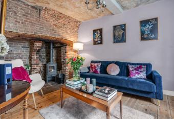 The Blue Anchor House - close to London has Balcony rooms