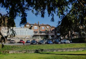 The Diplomat Hotel Restaurant & Spa allows 18 year olds to book a room