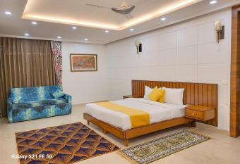 BnBBuddy- Pratishtha 1 @2bhk, DLF Phase 1 Gurugram has rooms with a private hot tub