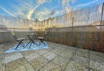 Charmant T2 vue magnifique allows 18 year olds to book a room