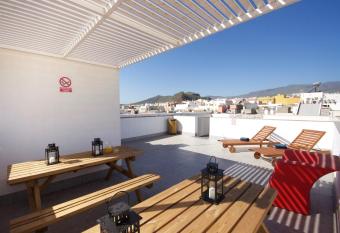 Two bedroom apartment close to airport allows 18 year olds to book a room