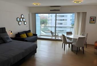 Studio Moderno Amoblado en Puerto Madero has rooms with a private hot tub