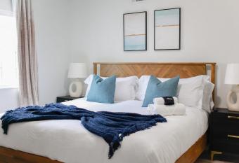 Sojourn Bayside 2 Bedroom allows 18 year olds to book a room