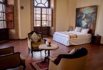 Flor   Hotel Boutique Cuenca has rooms with a private hot tub