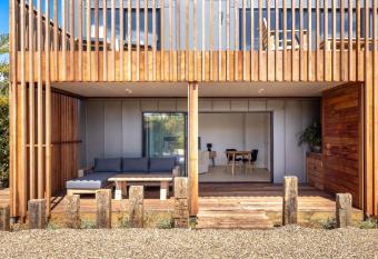 Onetangi Beach Stays - Studio 1 allows 18 year olds to book a room