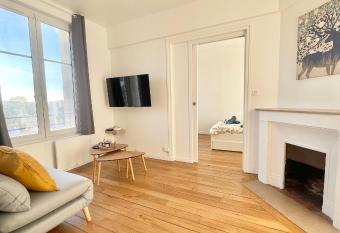 L oasis d Enghien-les-bains allows 18 year olds to book a room