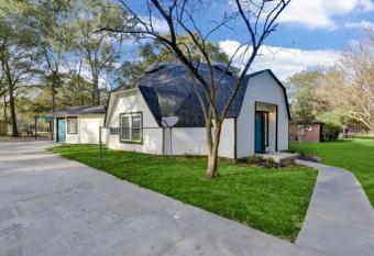 Lake Conroe Dome Home allows 18 year olds to book a room
