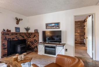 Cozy Cabin-Style Condo in Central Location has Balcony rooms