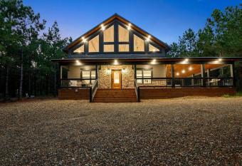 The Beary Top has rooms with a private hot tub
