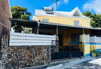 LE R  VE EN COULEURS has rooms with a private hot tub