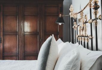 Dingleigh of Sassafras allows 18 year olds to book a room