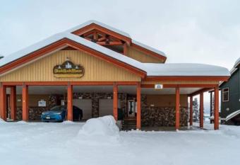 Big White Beauty! Ski in/out 3bed Chalet w/hot tub has rooms with a private hot tub