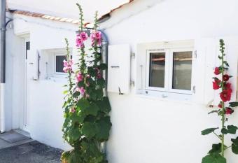 Le Patio - Saint-Denis d   Ol  ron has Balcony rooms