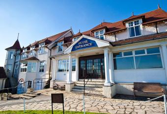 North Shore Hotel allows 18 year olds to book a room