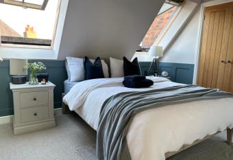 Central Warwick, Free Parking and Roof Terrace has Balcony rooms