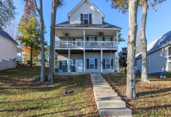 House #04 - Happy Camper-(No Pets) -Private Pier allows 18 year olds to book a room