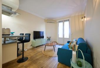 Le Refuge Parisien has Balcony rooms