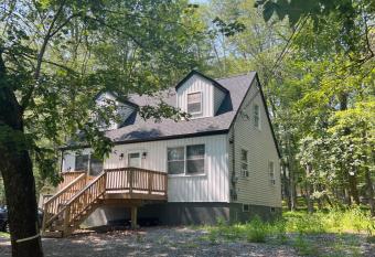 The Flying Dutchman Cottage walk to Ski Slopes has Balcony rooms