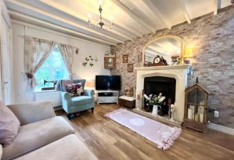 Wisteria Cottage pet friendly has Balcony rooms