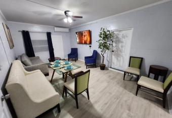 Cozy Place in Old Seminole Heights + 2 Queen + 1Sofa Bed has Balcony rooms