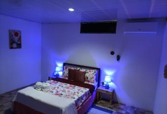 Apartahotel IL PADRINO has rooms with a private hot tub