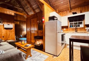 The Mountain Man Lost Creek Cabins has Balcony rooms