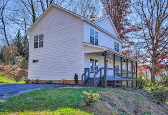 New Country House with Stylish Modern Amenities has rooms with a private hot tub