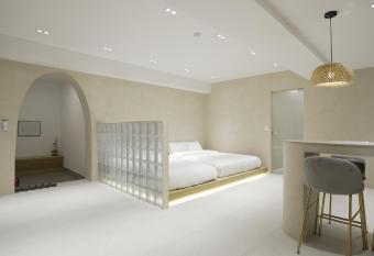 Island Stay has rooms with a private hot tub