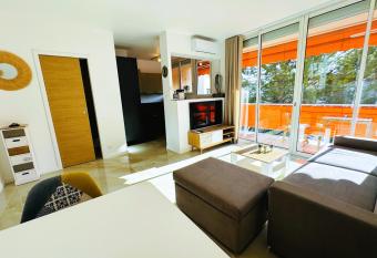 Studio climatis   600m de la plage has Balcony rooms