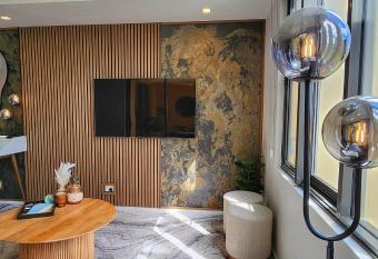 Wharf-view Waterfront Apartment allows 18 year olds to book a room