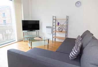 Serviced Apartment in Liverpool City Centre - Free Parking - Balcony - by Happy Days has Balcony rooms